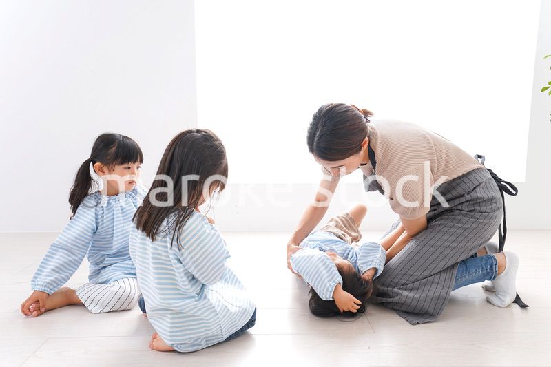 幼稚園で勉強をする子供