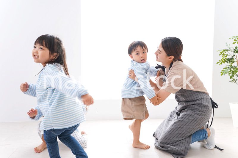 幼稚園で勉強をする子供