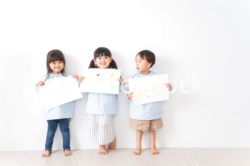 幼稚園で遊ぶ子ども