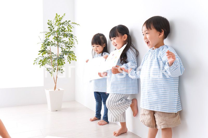 保育園で遊ぶ子ども