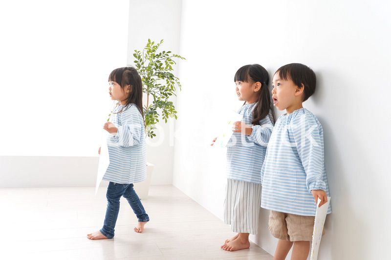 幼稚園で遊ぶ子ども