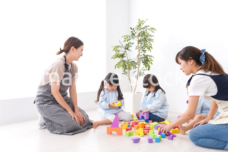 ブロックで遊ぶ子どもと先生