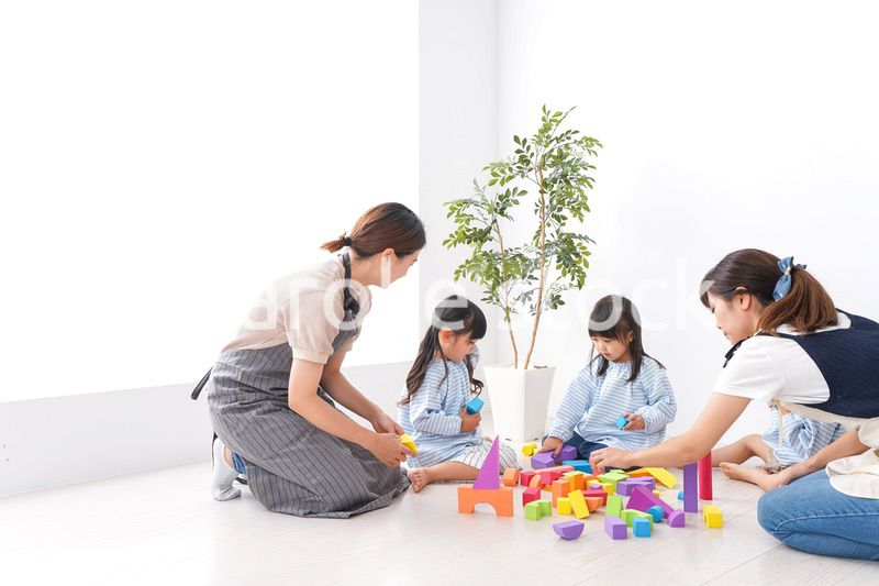 ブロックで遊ぶ子どもと先生