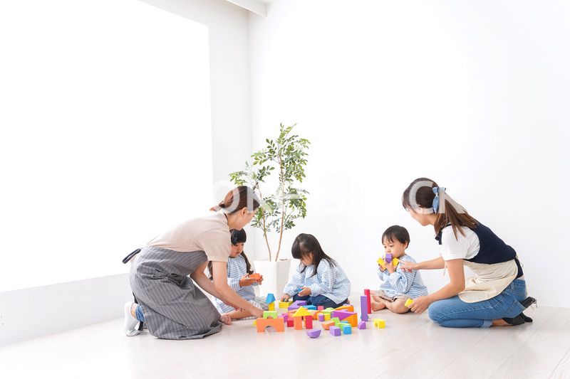 ブロックで遊ぶ子どもと先生