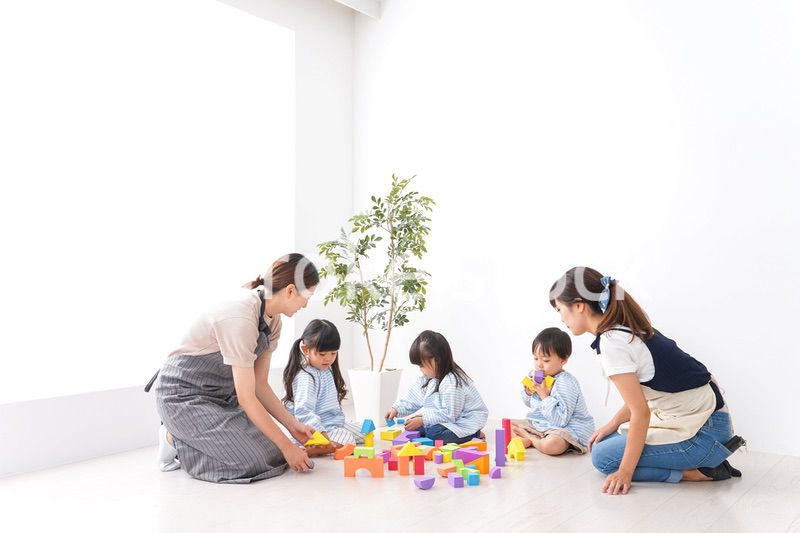 ブロックで遊ぶ子どもと先生