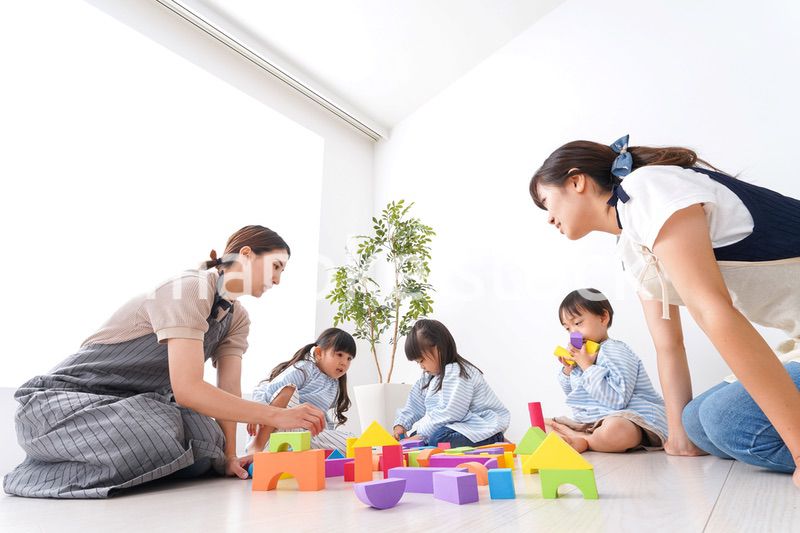 ブロックで遊ぶ子どもと先生