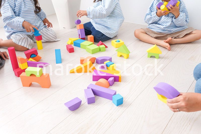 ブロックで遊ぶ子どもと先生