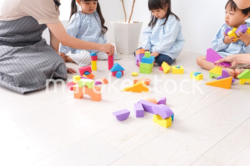ブロックで遊ぶ子どもと先生