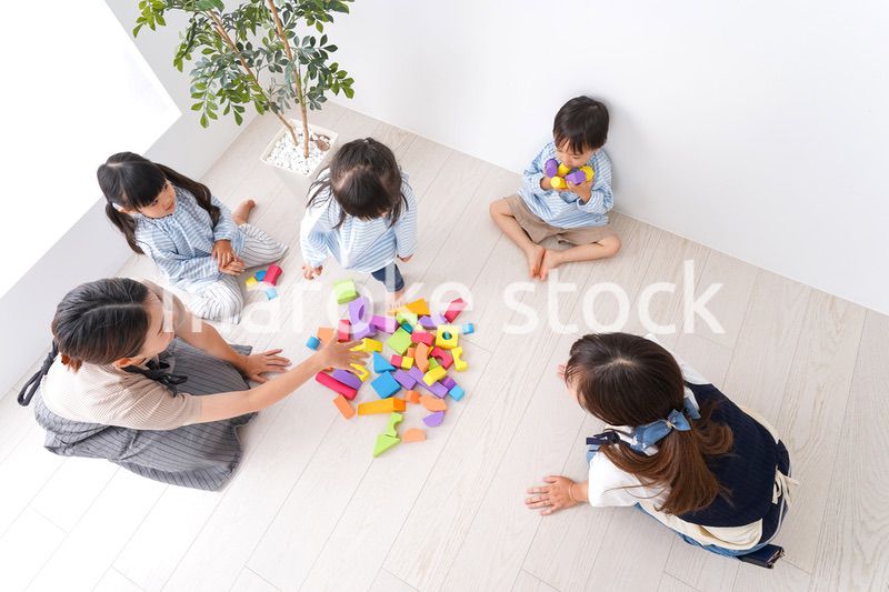ブロックで遊ぶ子どもと先生
