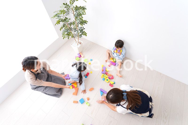 ブロックで遊ぶ子どもと先生