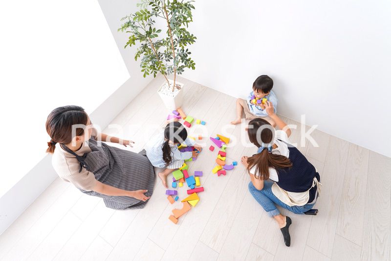 ブロックで遊ぶ子どもと先生