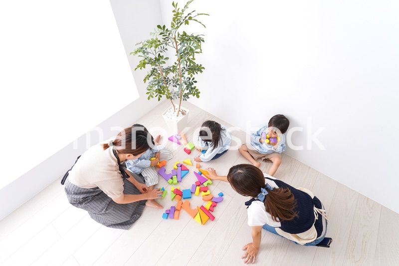 ブロックで遊ぶ子どもと先生