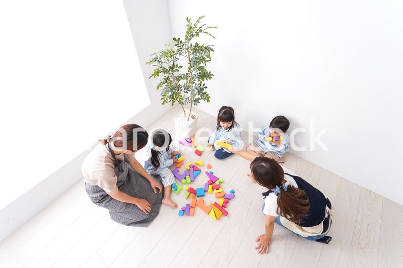 ブロックで遊ぶ子どもと先生