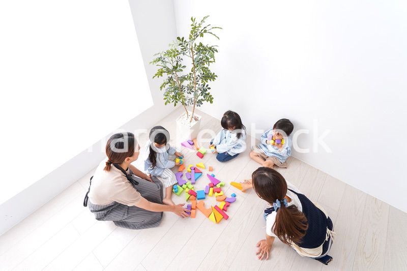 ブロックで遊ぶ子どもと先生