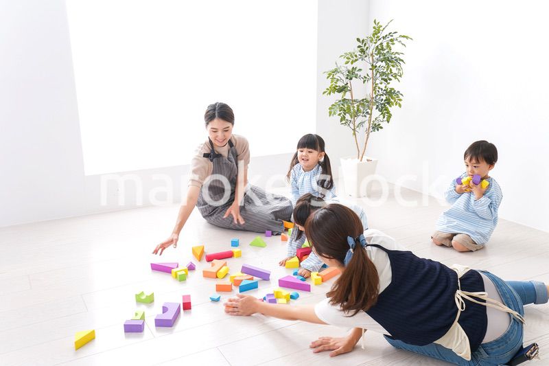 ブロックで遊ぶ子どもと先生