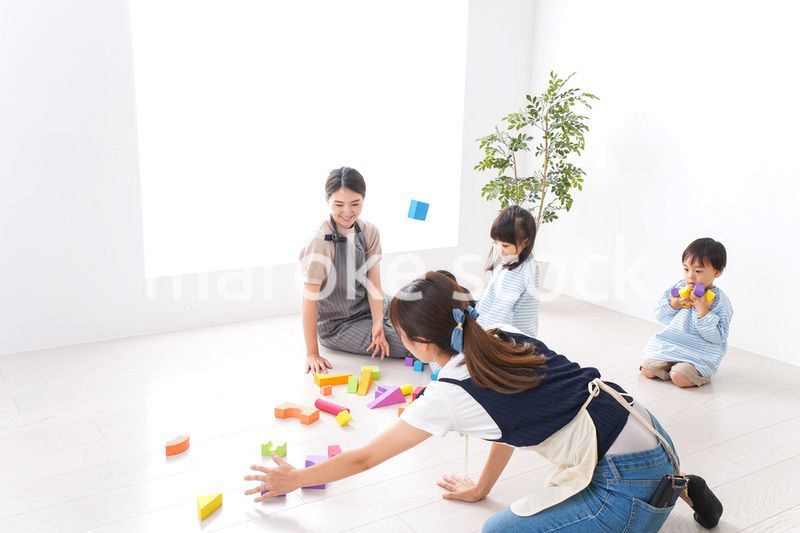 ブロックで遊ぶ子どもと先生