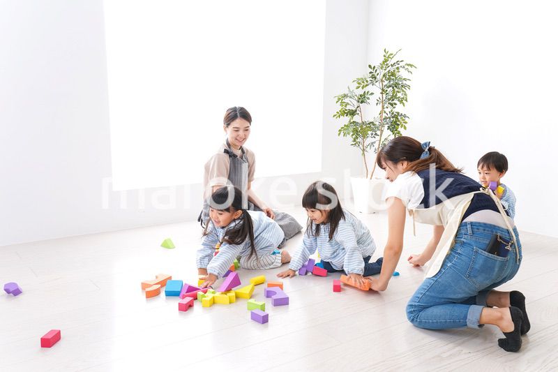 ブロックで遊ぶ子どもと先生