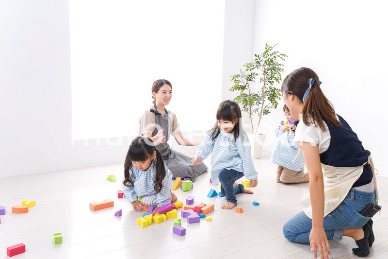 ブロックで遊ぶ子どもと先生