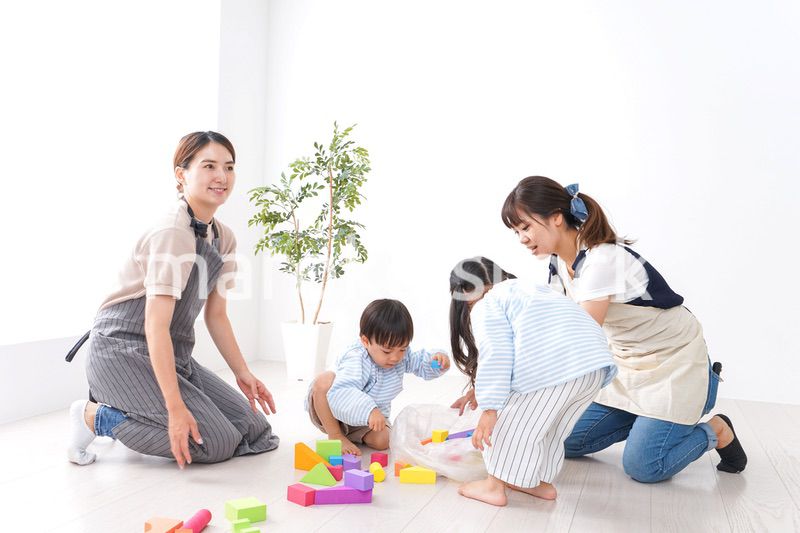 ブロックで遊ぶ子どもと先生