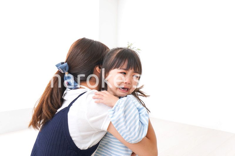 泣く子どもとお母さん