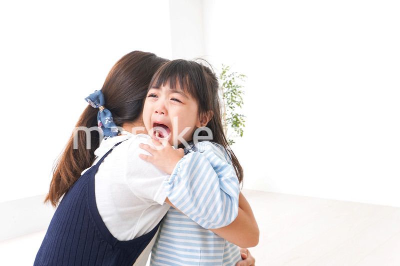 泣く子どもとお母さん