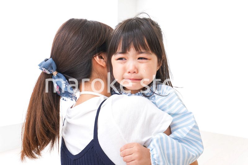 泣く子どもとお母さん