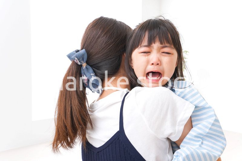 泣く子どもとお母さん
