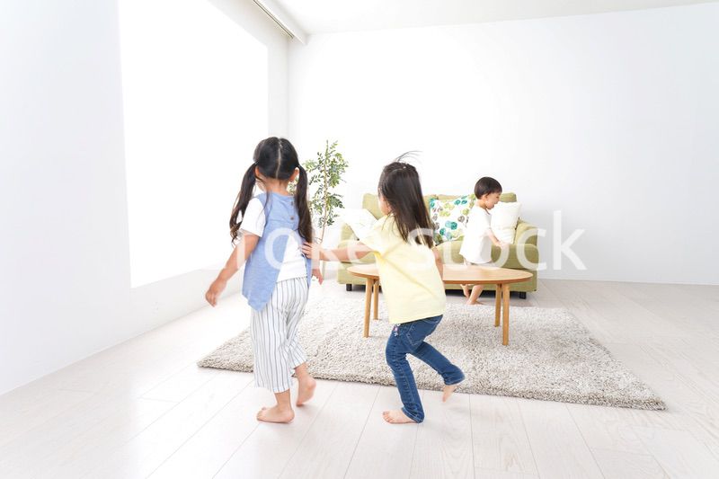 幼稚園で遊ぶ子ども