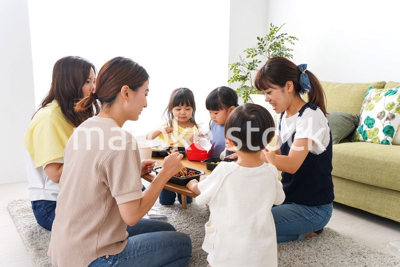 ごはんを食べる子どもとママ友