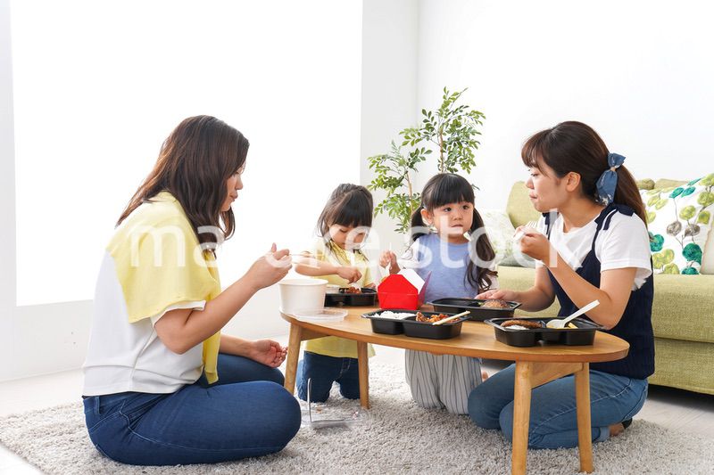 ごはんを食べる子どもとママ友