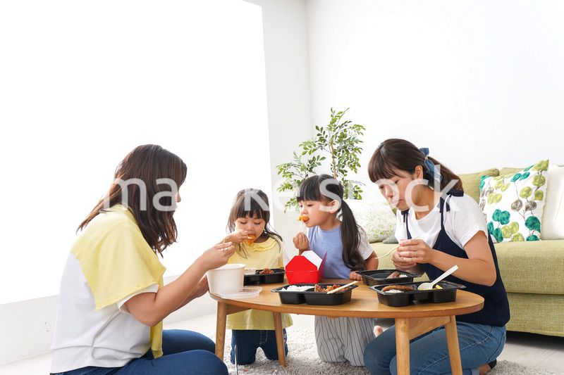 ごはんを食べる子どもとママ友