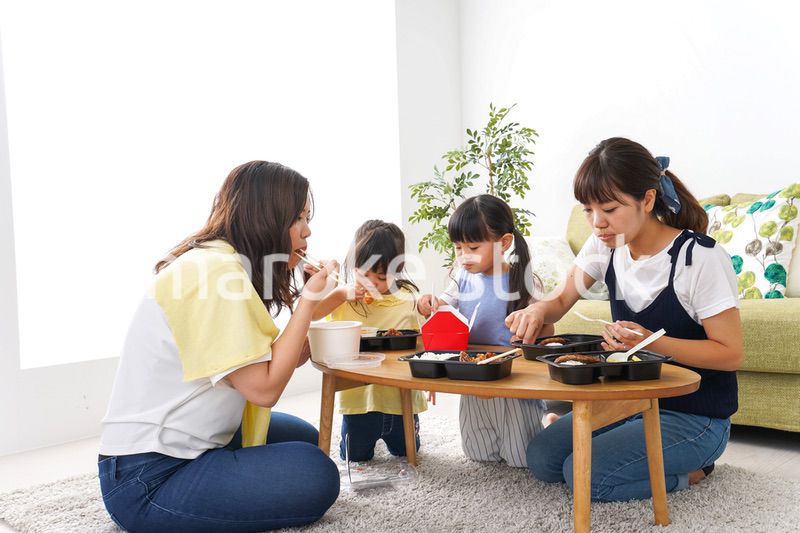 ごはんを食べる子どもとママ友