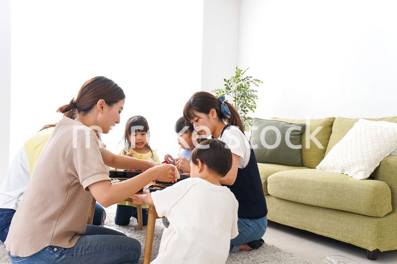 ごはんを食べる子どもとママ友