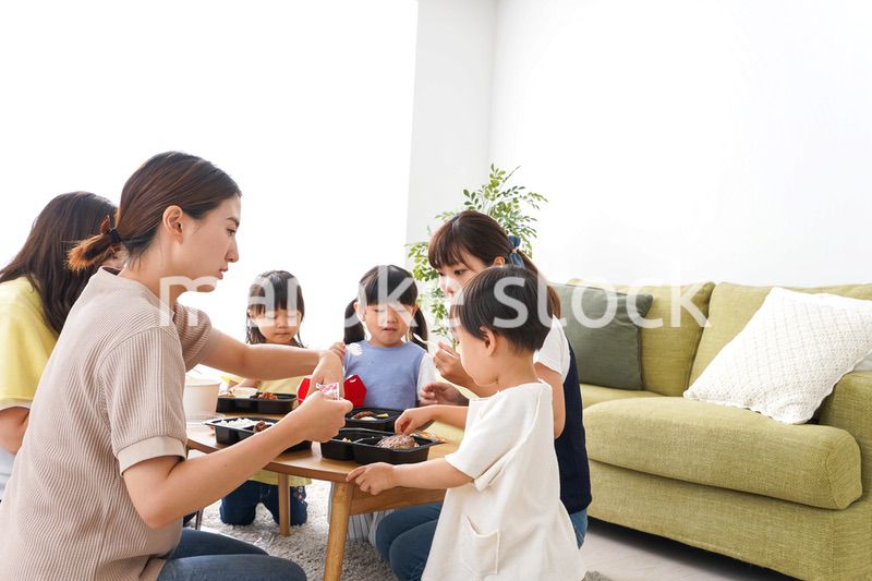 ごはんを食べる子どもとママ友