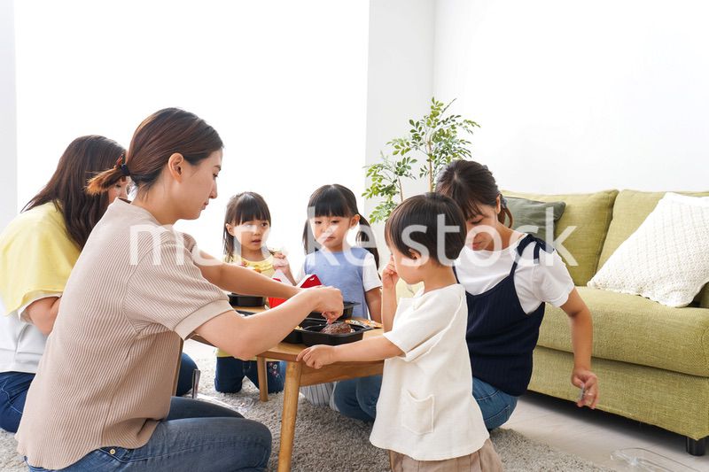 ごはんを食べる子どもとママ友