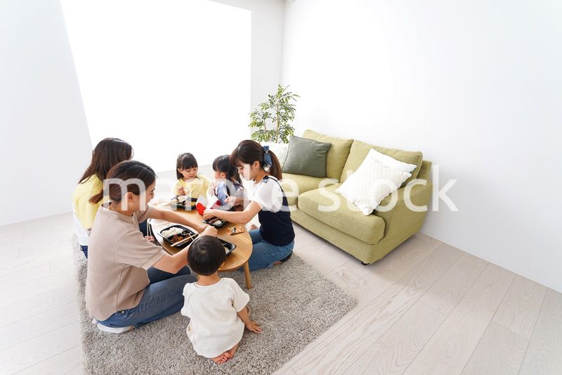 ごはんを食べる子どもとママ友