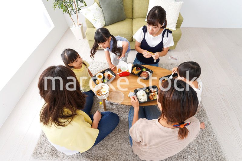 ごはんを食べる子どもとママ友