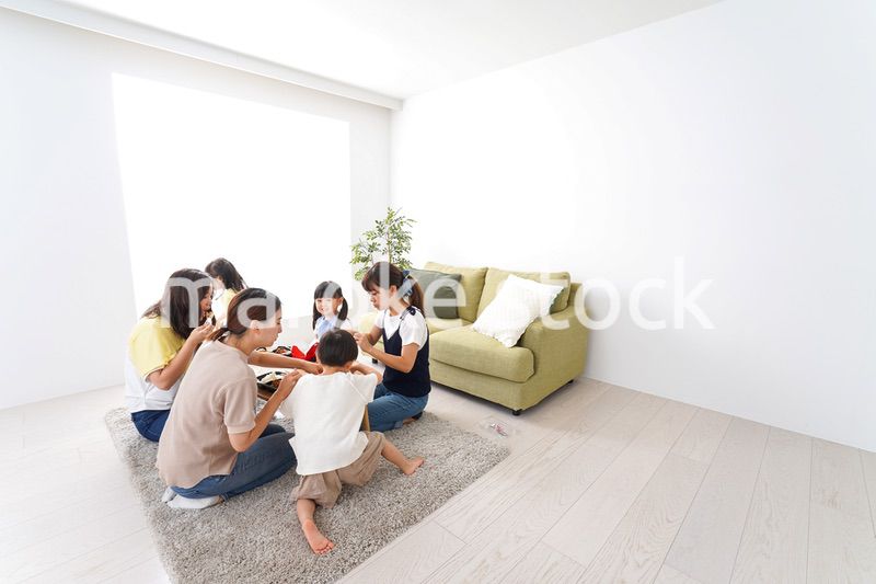 ごはんを食べる子どもとママ友