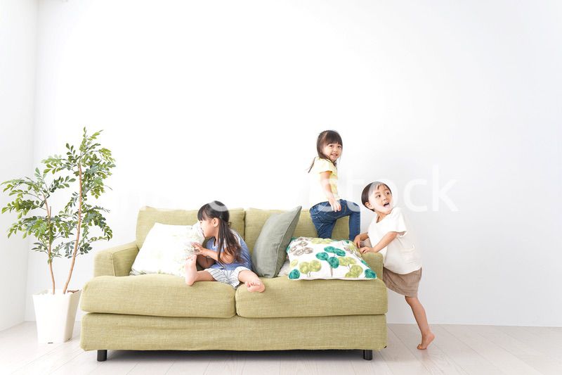 おうちで遊ぶ子どもたち