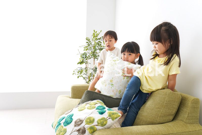 おうちで遊ぶ子どもたち