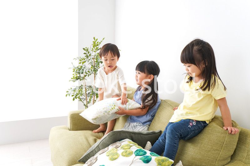 おうちで遊ぶ子どもたち