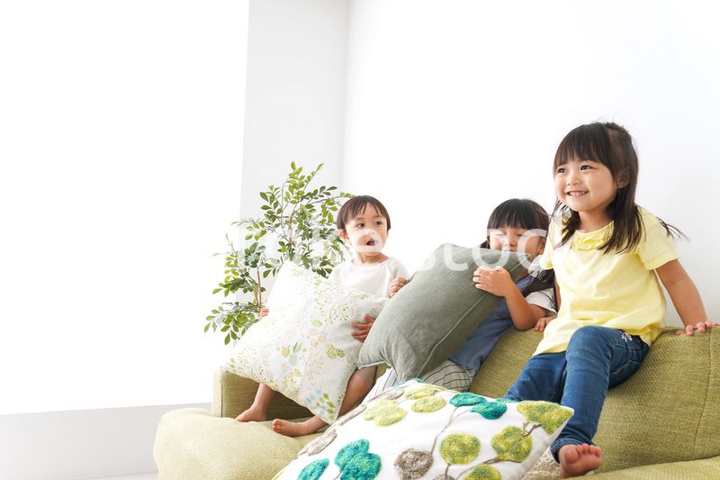 おうちで遊ぶ子どもたち