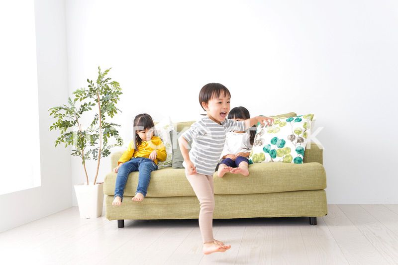 おうちで遊ぶ子どもたち