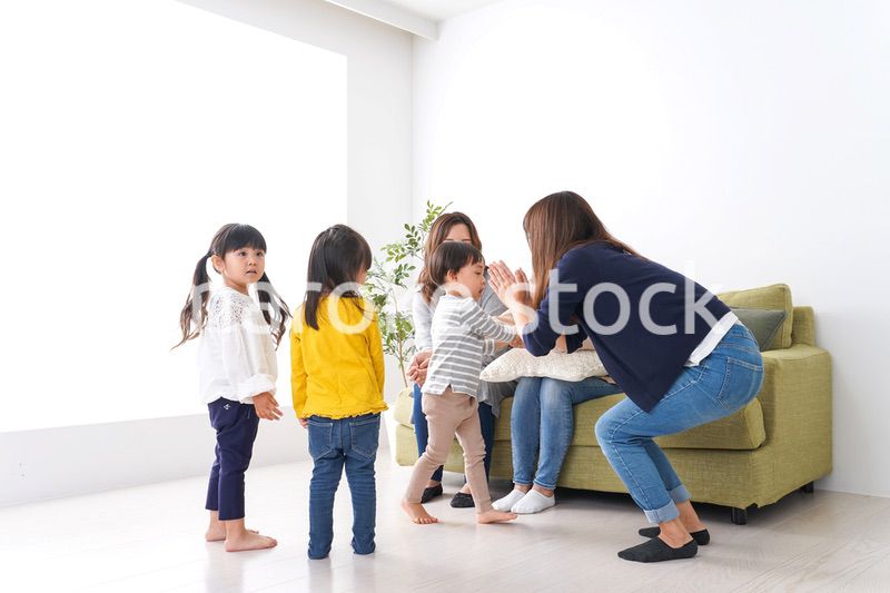 お母さんと子どもたち・仲良し