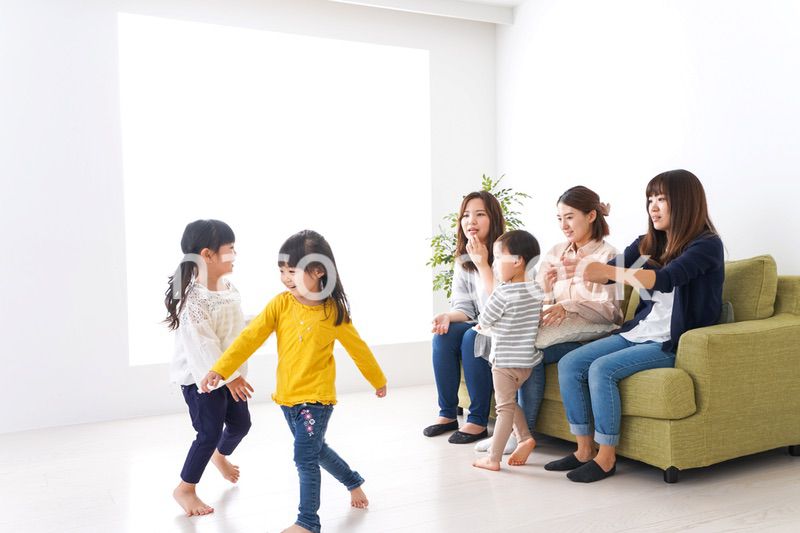 お母さんと子どもたち・仲良し