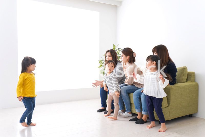 お母さんと子どもたち・仲良し