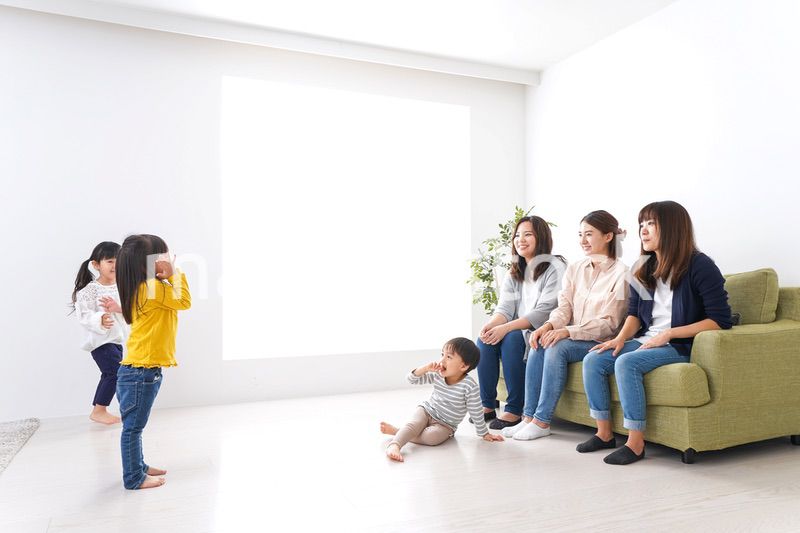 お母さんと子どもたち・仲良し