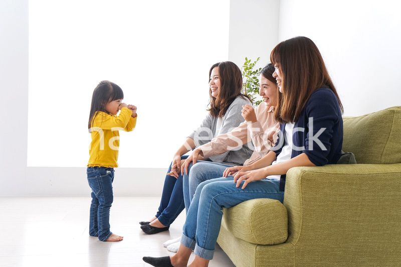 お母さんと子どもたち・仲良し