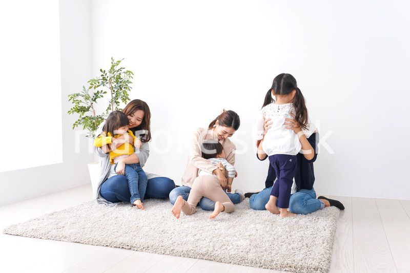 お母さんと子どもたち・仲良し