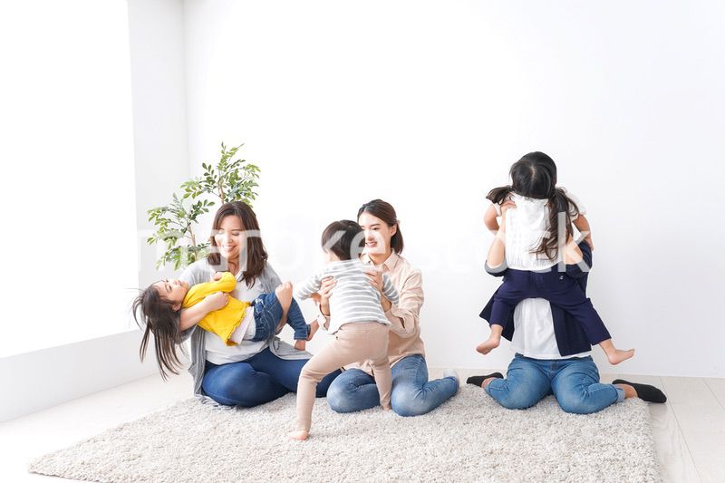 お母さんと子どもたち・仲良し